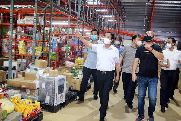 Phó Thủ tướng Lê Văn Thành kiểm tra các kho hàng và hệ thống phân phối thực phẩm của TP.HCM