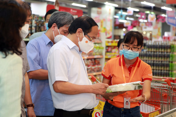 Phó Thủ tướng Lê Văn Thành kiểm tra các kho hàng và hệ thống phân phối thực phẩm của TP.HCM