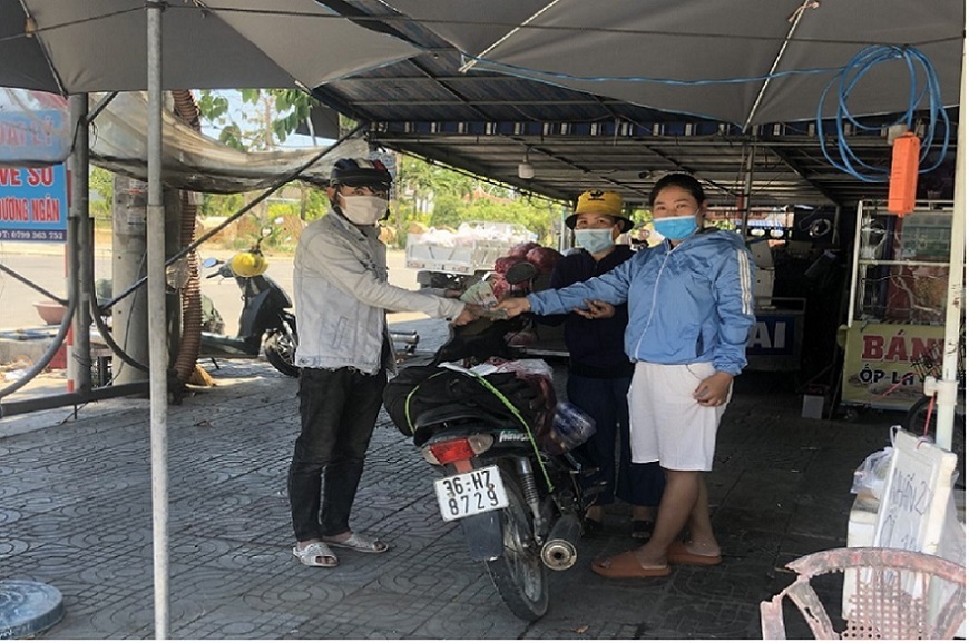 Đi bộ qua Quảng Nam, thanh niên Thanh Hóa được hỗ trợ xe máy về quê