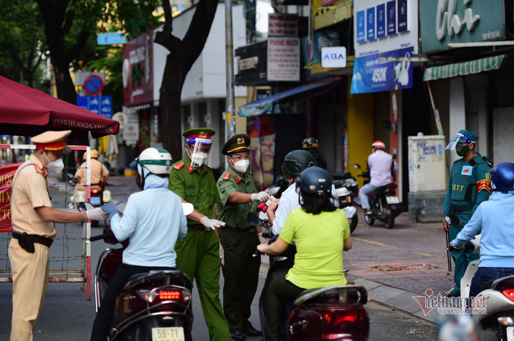 Ba ngày ra 3 văn bản, người cần ra đường chưa biết dùng giấy nào