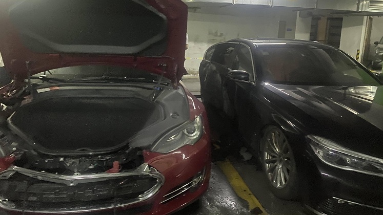 Thêm một chiếc Tesla Model S bốc cháy, xe BMW đỗ bên cạnh bị liên lụy