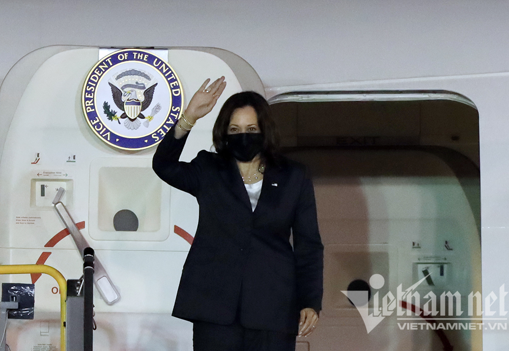 Phó Tổng thống Mỹ Kamala Harris đến Hà Nội, bắt đầu thăm Việt Nam