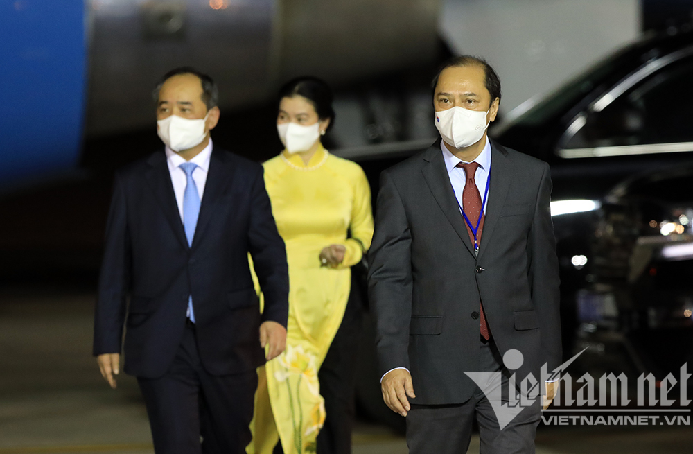 Phó Tổng thống Mỹ Kamala Harris đến Hà Nội, bắt đầu thăm Việt Nam