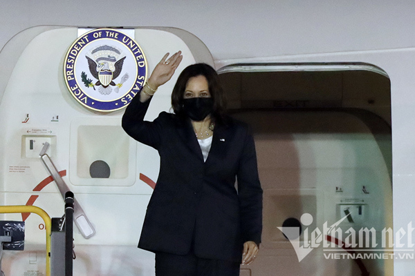 US Vice President Kamala Harris arrives in Hanoi