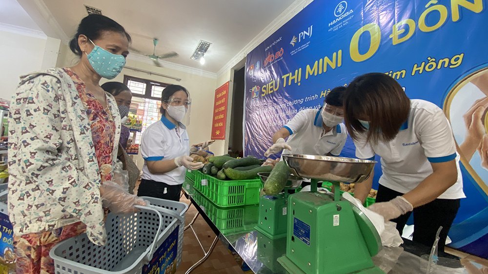 Đến siêu thị 0 đồng, chị lao công xúc động nhận gói hàng 400.000 đồng