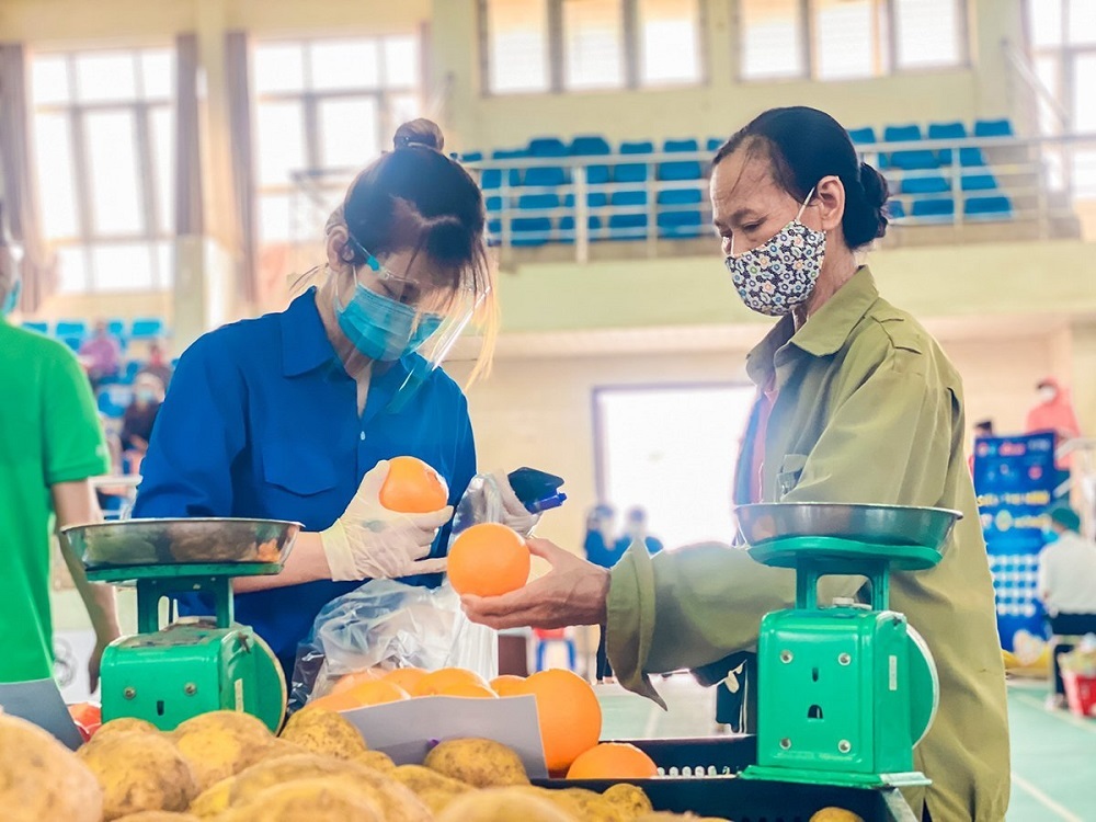Đến siêu thị 0 đồng, chị lao công xúc động nhận gói hàng 400.000 đồng
