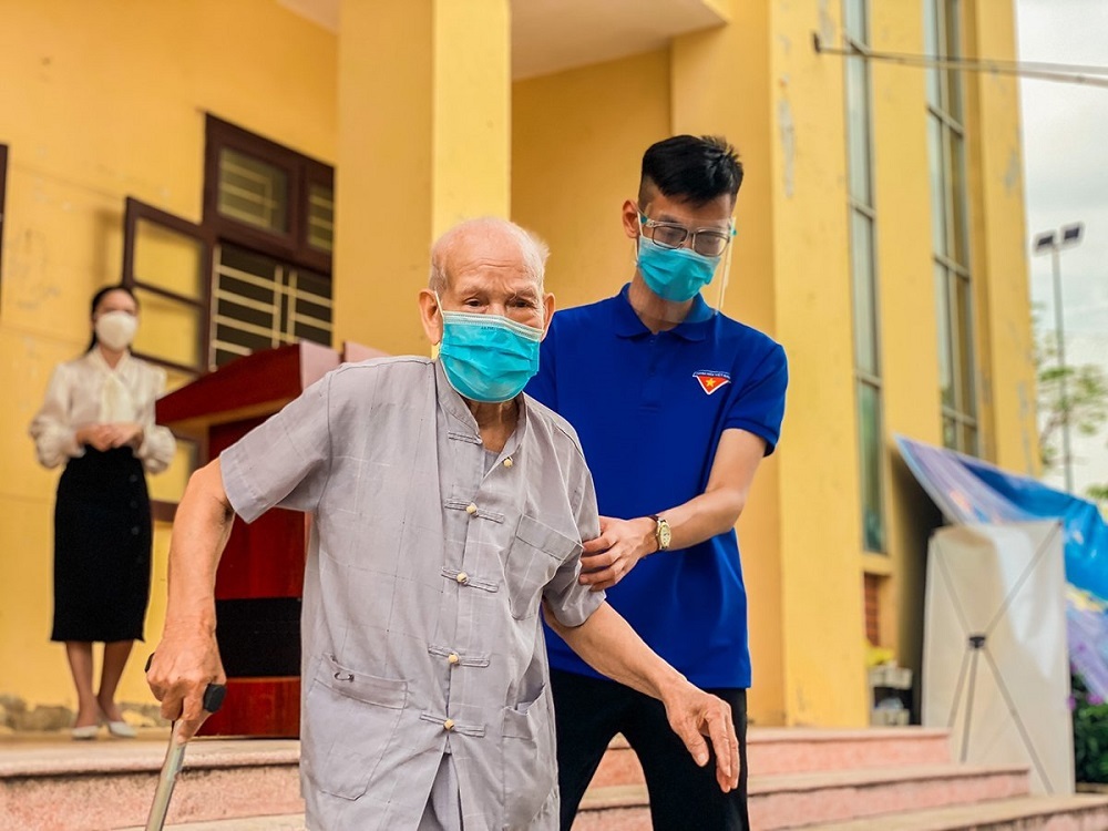Đến siêu thị 0 đồng, chị lao công xúc động nhận gói hàng 400.000 đồng