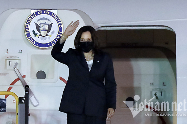 Phó Tổng thống Mỹ Kamala Harris đến Hà Nội, bắt đầu thăm Việt Nam