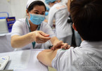 Hà Nội: Đình chỉ nữ cán bộ phường vụ tiêm vắc xin Covid-19 "thần tốc"