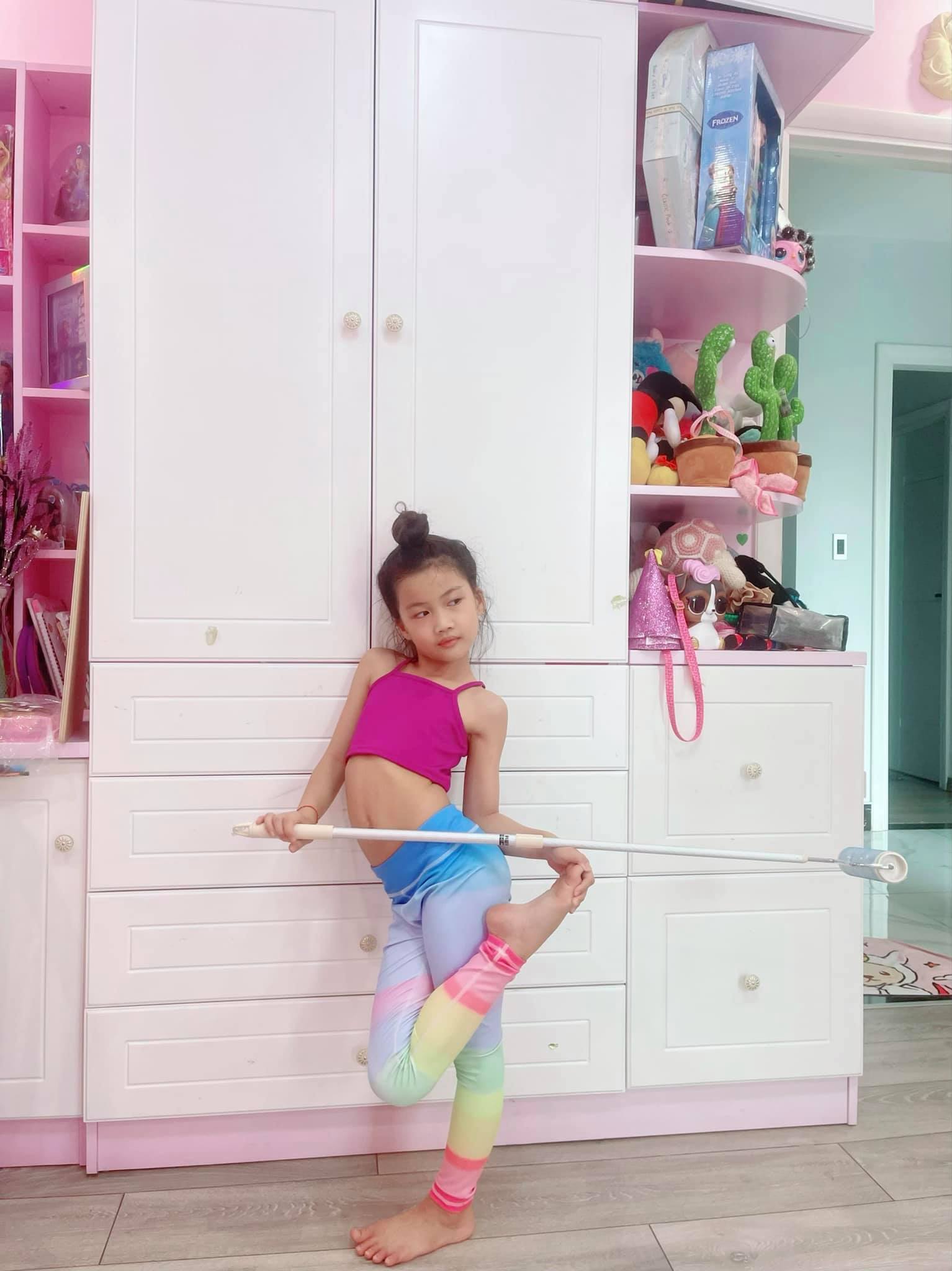 Con gái 8 tuổi của Ốc Thanh Vân tập yoga điêu luyện
