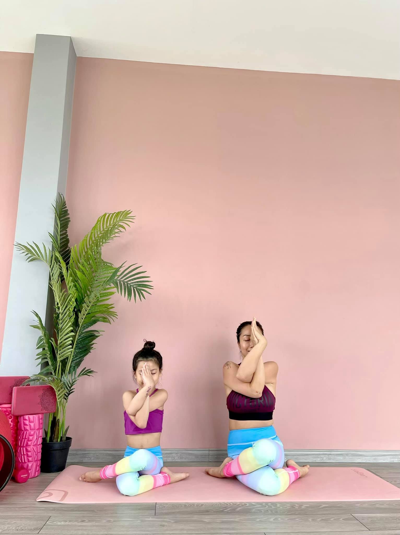 Con gái 8 tuổi của Ốc Thanh Vân tập yoga điêu luyện