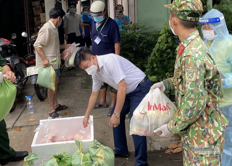 Bình Dương: ‘Đi từng ngõ, gõ cửa từng nhà’ phát thực phẩm cho người dân giãn cách