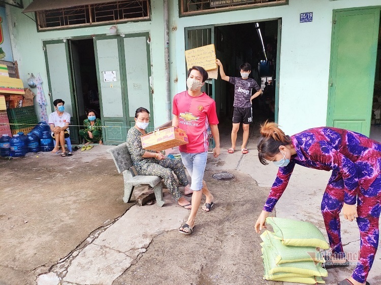 Bình Dương: ‘Đi từng ngõ, gõ cửa từng nhà’ phát thực phẩm cho người dân giãn cách