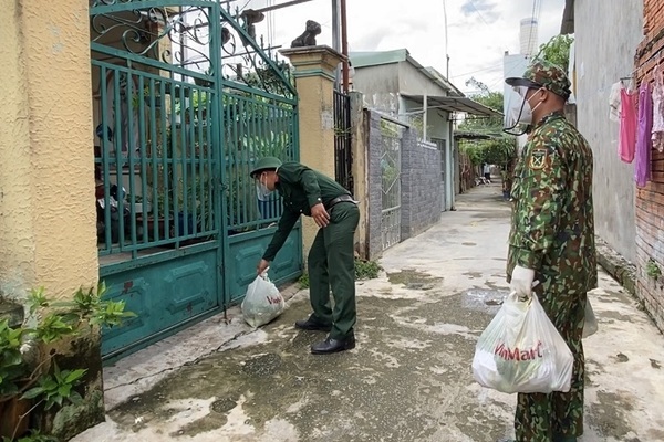 Bình Dương: ‘Đi từng ngõ, gõ cửa từng nhà’ phát thực phẩm cho người dân giãn cách