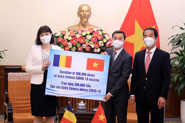 Romania presents Vietnam with 300,000 doses of COVID-19 vaccine