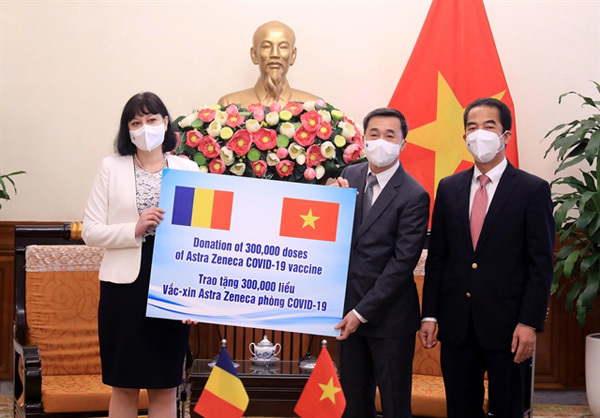Romania presents Vietnam with 300,000 doses of COVID-19 vaccine