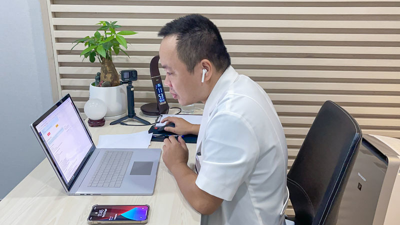 Bác sĩ trắng đêm tư vấn giúp F0 103 tuổi vượt nguy kịch