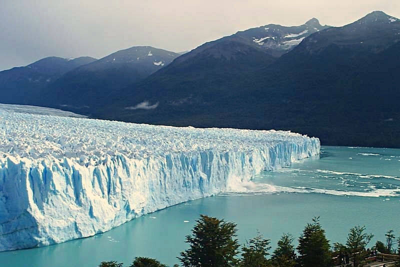 Chiêm ngưỡng 'pháo đài băng' khổng lồ tan chảy nhanh nhất thế giới