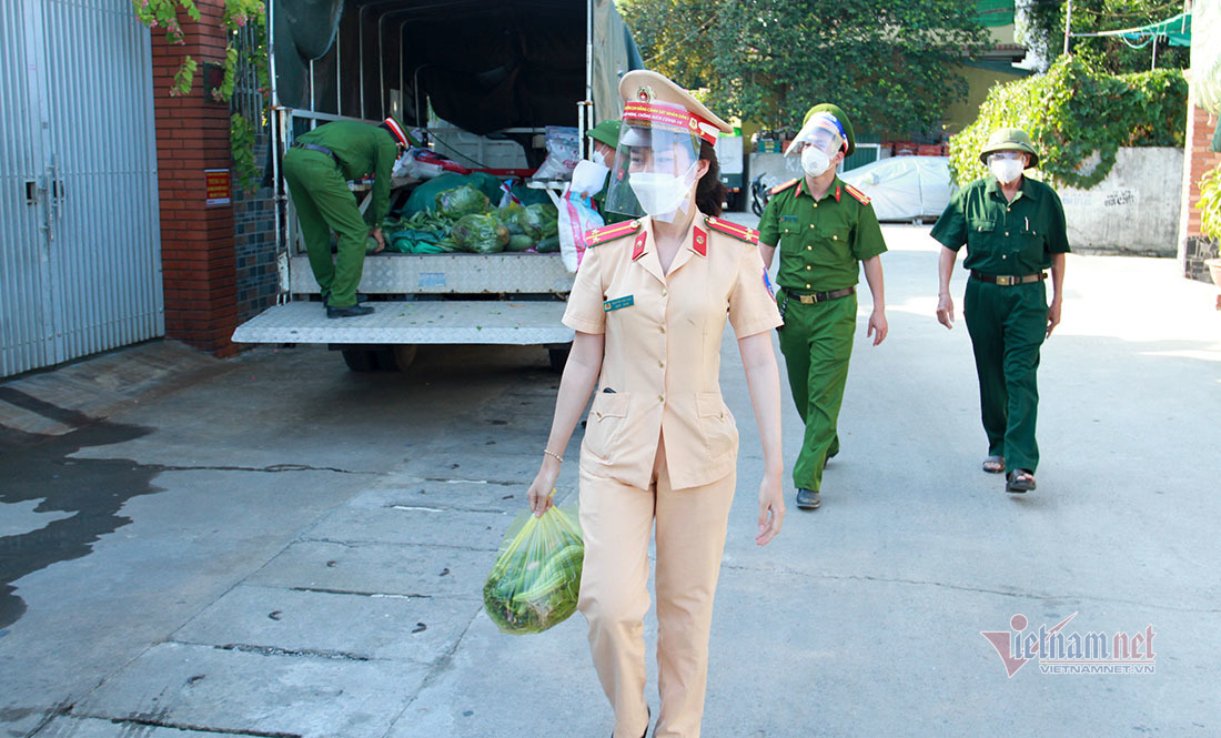 CSGT thành phố Vinh đi từng ngõ phát gạo, rau xanh cho người nghèo