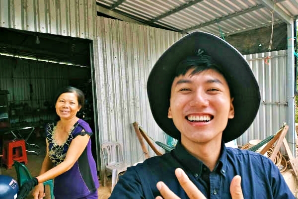 Vlogger triệu người theo dõi: Thèm bữa cơm ăn chực, nhung nhớ những chuyến đi