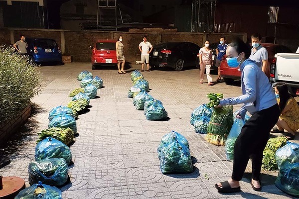 Người dân TP Vinh phát rau tặng tới tận cửa chung cư lúc nửa đêm