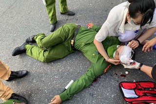 Thanh niên đâm xe làm trọng thương cán bộ chốt kiểm soát  ở Hà Nội