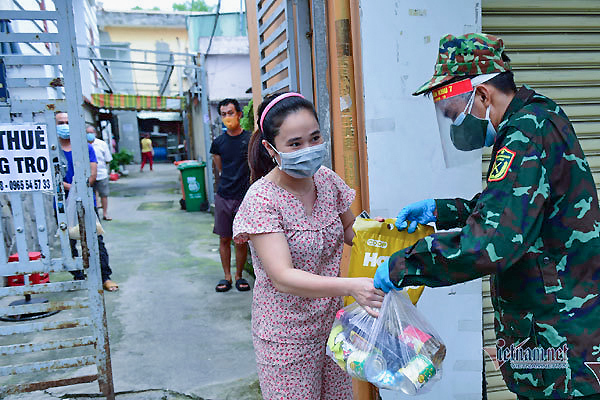 TP.HCM tiêm vắc xin cho người lang thang và đã lo 1,8 triệu túi an sinh