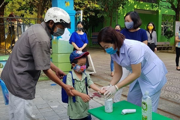 Thanh Hóa mở lại hàng loạt dịch vụ thiết yếu, tiệm cắt tóc đón 2 người/lượt