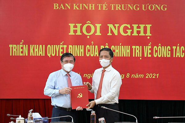 Trao quyết định ông Nguyễn Thành Phong làm Phó Ban Kinh tế Trung ương