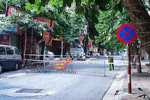 Phong tỏa khu 210 hộ dân cạnh bến xe Giáp Bát, tạm dừng chợ Nhân Chính