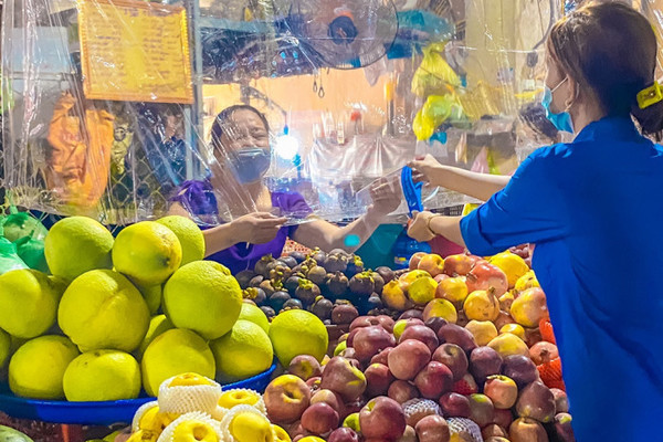 Thanh niên đi chợ, nấu cơm, mở gian hàng 0 đồng giúp dân ở Hà Tĩnh