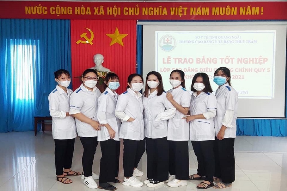 Vừa nhận bằng tốt nghiệp, 8 nữ sinh lên đường vào TP.HCM chống dịch