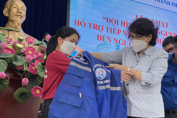 TP.HCM ra mắt đội hình shipper tình nguyện mang gói an sinh đến người dân