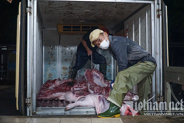 Xuyên đêm mổ lợn, bò để kịp cung ứng cho người dân Đà Nẵng