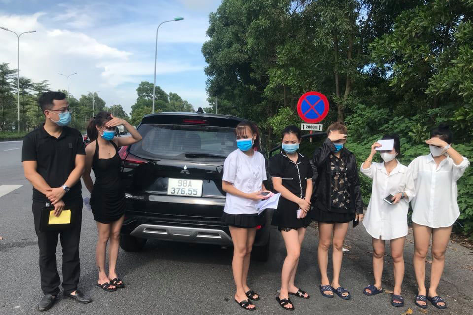 Thuê xe ô tô Hà Nội Dịch vụ cho thuê xe Tết bất ngờ lâm cảnh chợ chiều   VTVVN