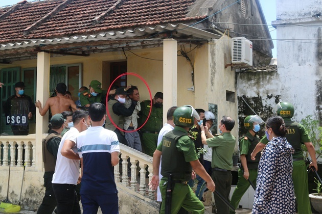 Nghẹt thở giải cứu cô gái bị cha bắt làm con tin ở Nam Định
