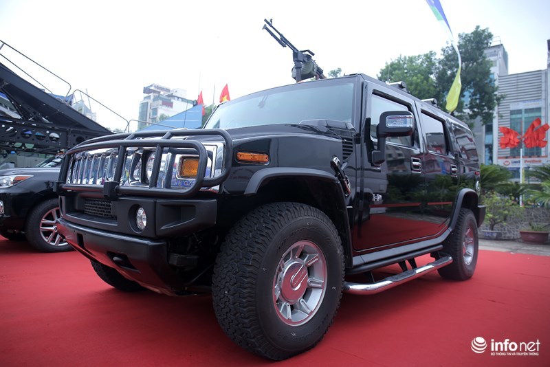 Khả năng tác chiến ấn tượng của Hummer H2 hộ tống Phó Tổng thống Mỹ