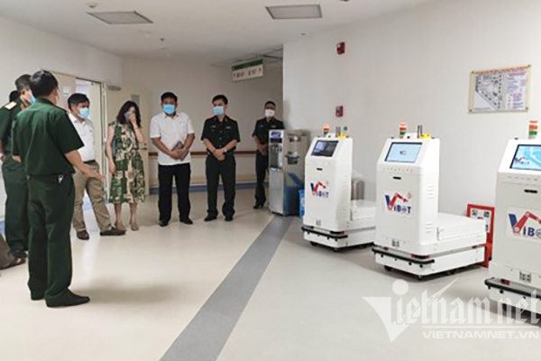 Robot Make in Vietnam vận chuyển thức ăn, đồ dùng cho bệnh nhân Covid-19