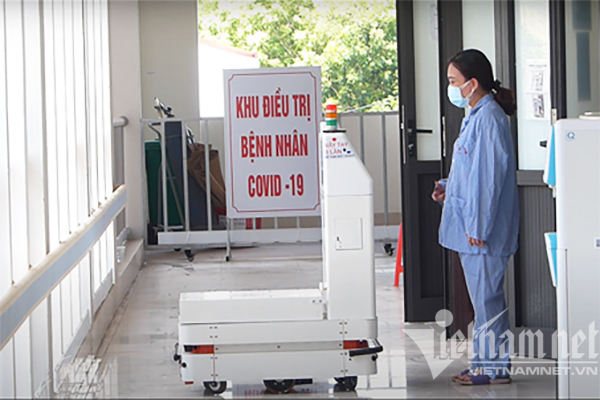 'Make in Vietnam' robot delivers food and supplies to Covid-19 patients
