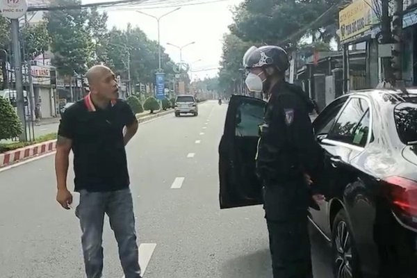 Thanh niên ở Bình Dương 'thông chốt' kiểm soát, dọa giết CSCĐ