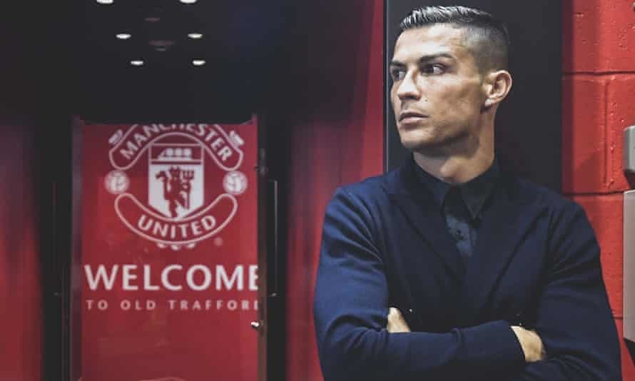 Ronaldo ký 2 năm MU, lương gây choáng