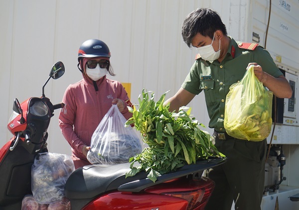 Công an Đà Nẵng trực tiếp đứng  bán hàng giá rẻ cho người dân