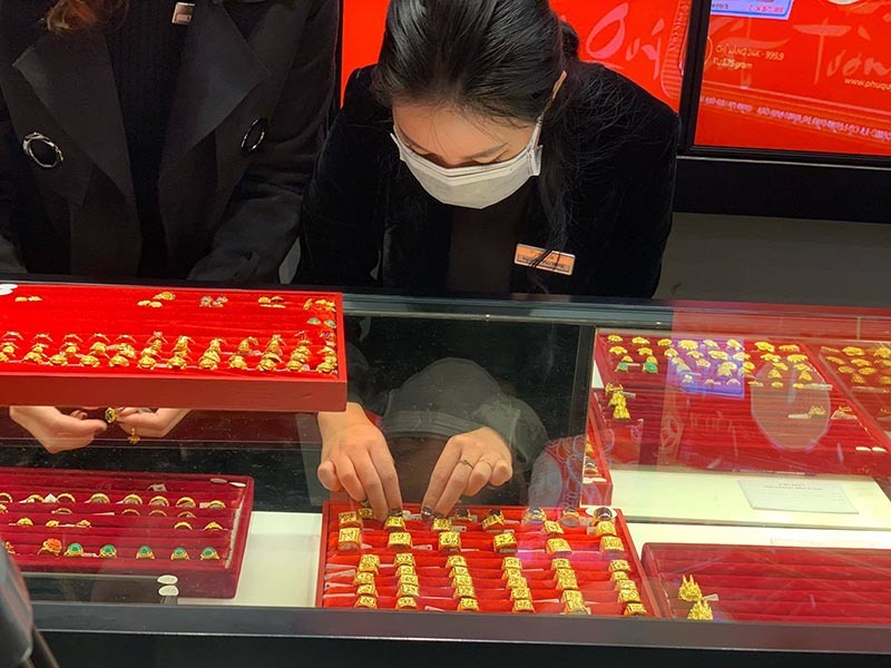 Giá vàng hôm nay 2/10: Vàng trong nước ăn chênh 8 triệu/lượng