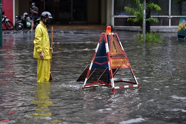 Mưa xối xả ở Hà Nội, nhiều tuyến phố ngập úng