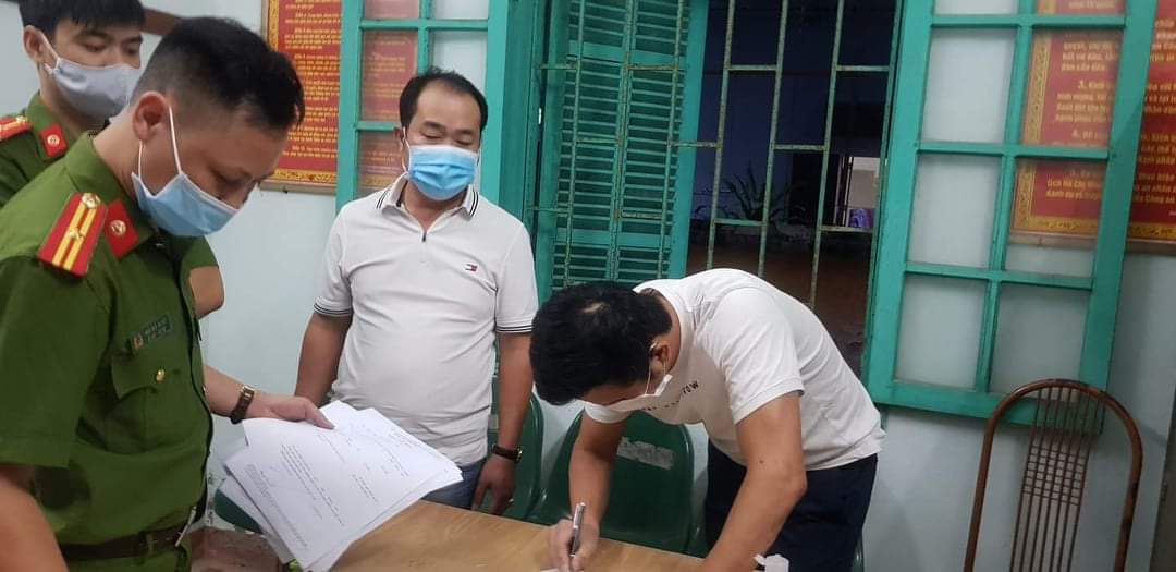 Bắt hai cán bộ y tế ở Thái Bình nhận hối lộ, cho nhiều công nhân qua chốt