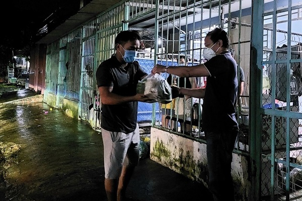 Người dân xóm trọ ở Bình Dương bất ngờ khi nhận thực phẩm từ 'người lạ'