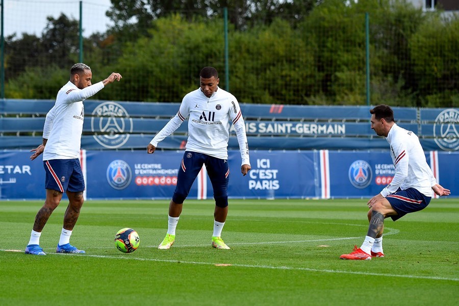 Mbappe tươi rói, Messi sẵn sàng cho ngày lịch sử