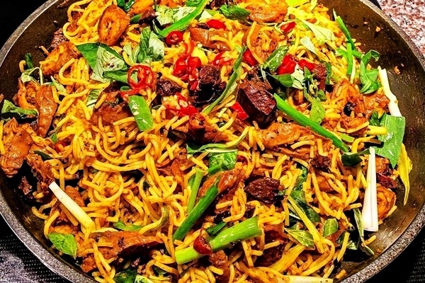 Món bún có cách chế biến lạ cùng nội tạng heo, 'biết' trị ho, ngon đến tận phần 'cháy'