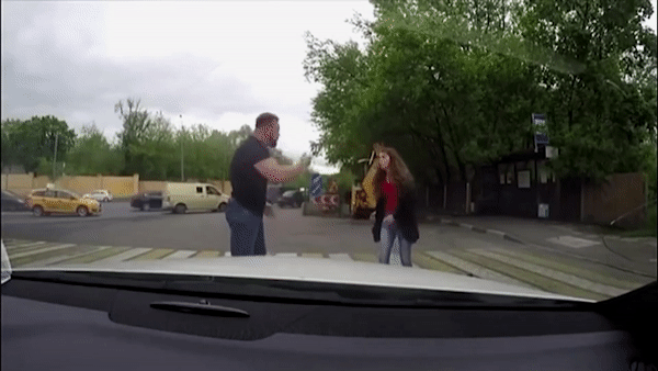 Nam tài xế thô bạo bị cô gái tung cước hạ gục giữa đường