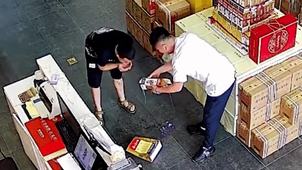 Vỡ chai rượu quý, ông chủ cuống quýt hứng uống vội vàng